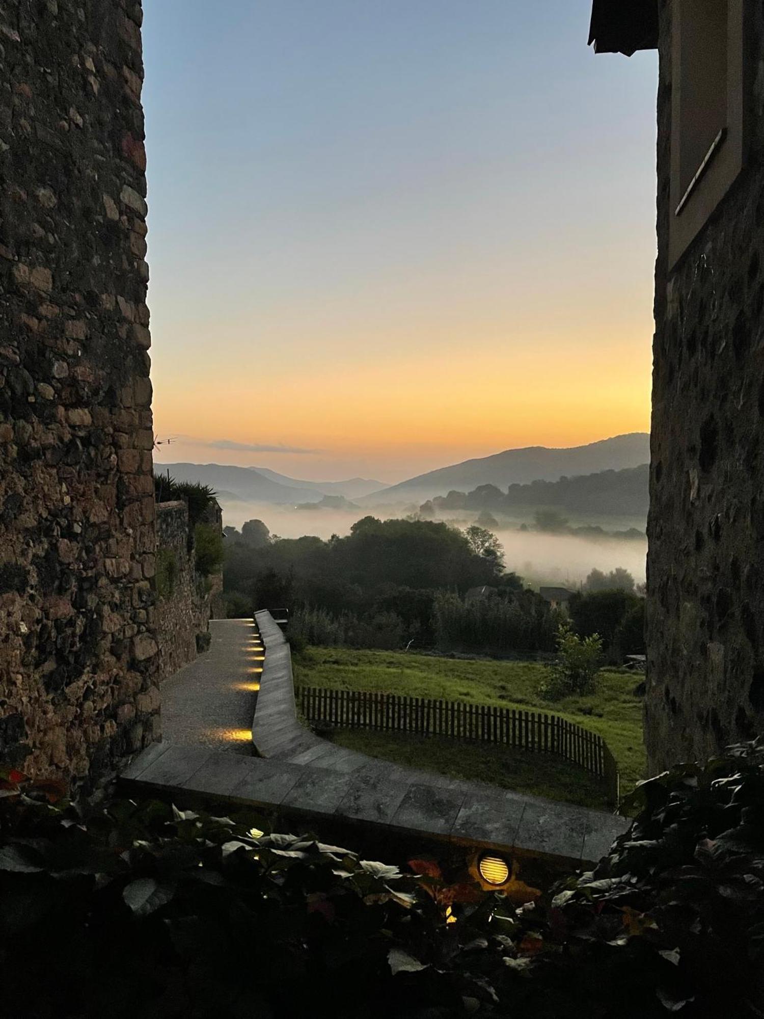 Hotel Cal Sastre Santa Pau Esterno foto